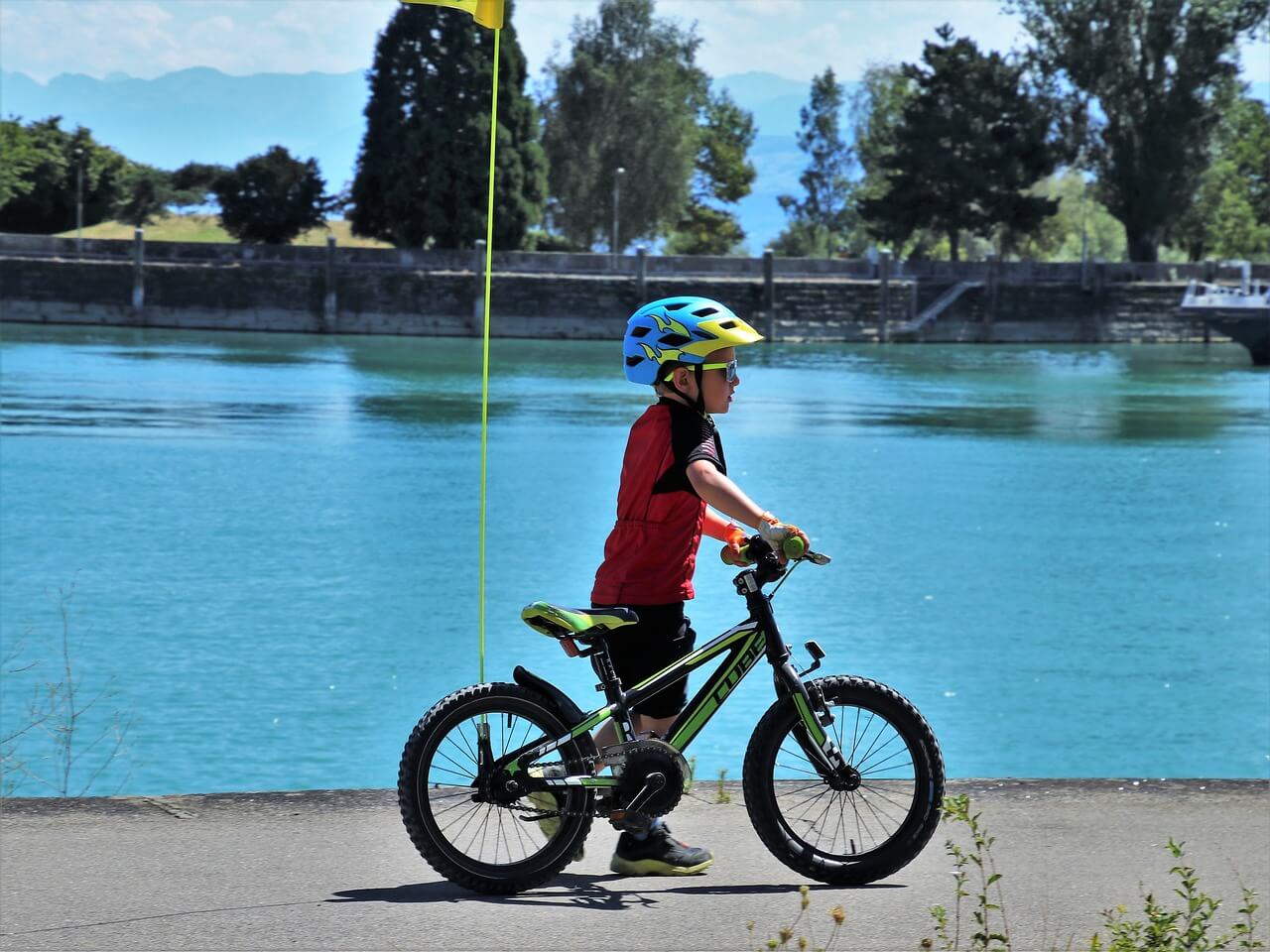 Chłopiec na rowerze nad jeziorem