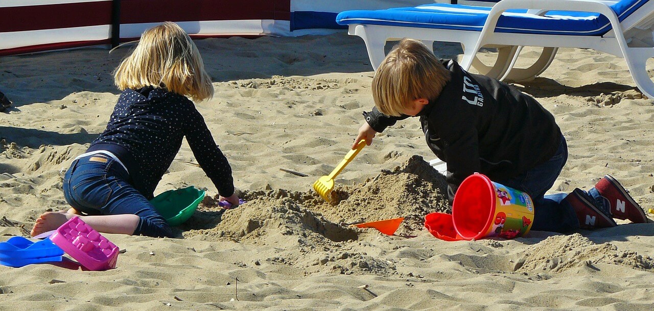 zabawa dzieci na plaży